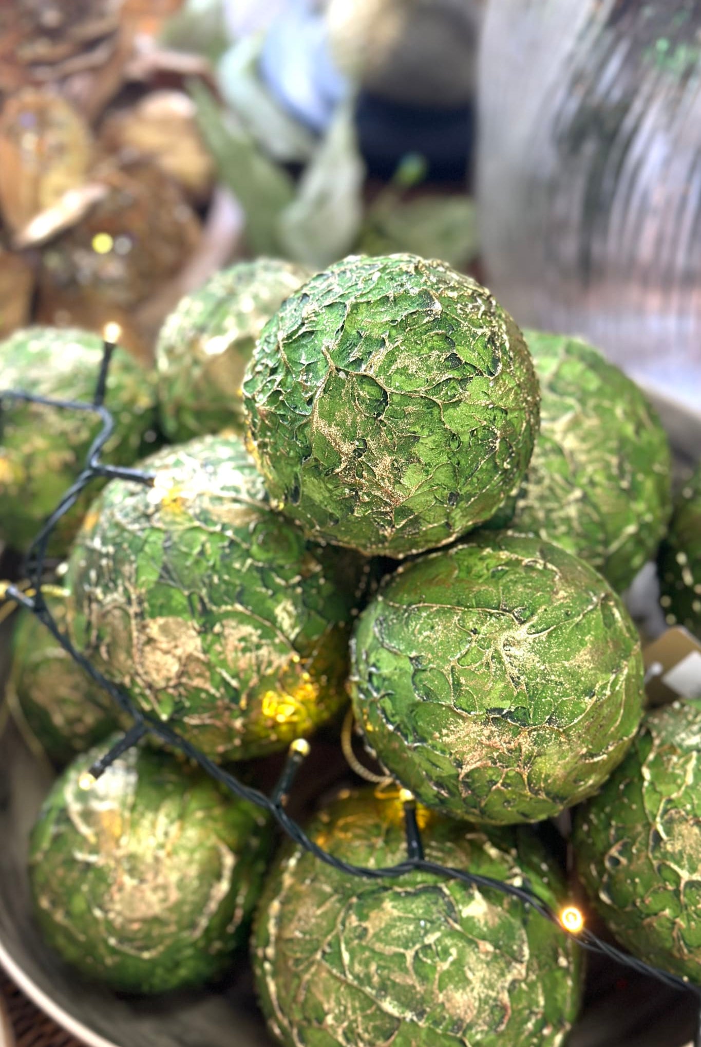 Elegant Leaf Ball – Medium Green - Magpie Style