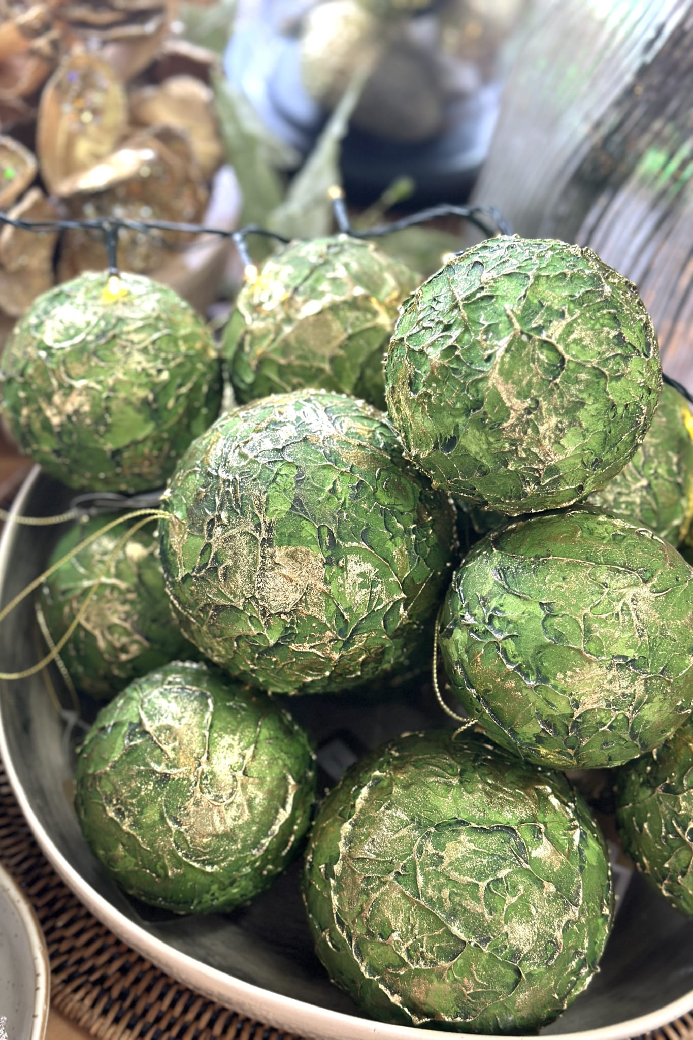 Elegant Leaf Ball - Large Green - Magpie Style