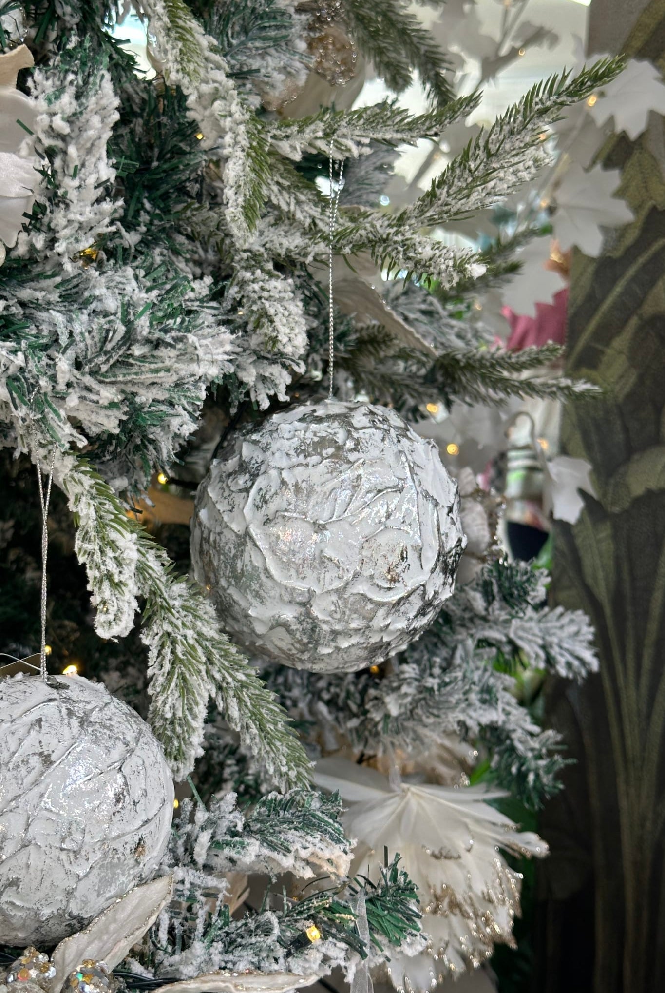 Elegant Leaf Ball – Medium White - Magpie Style