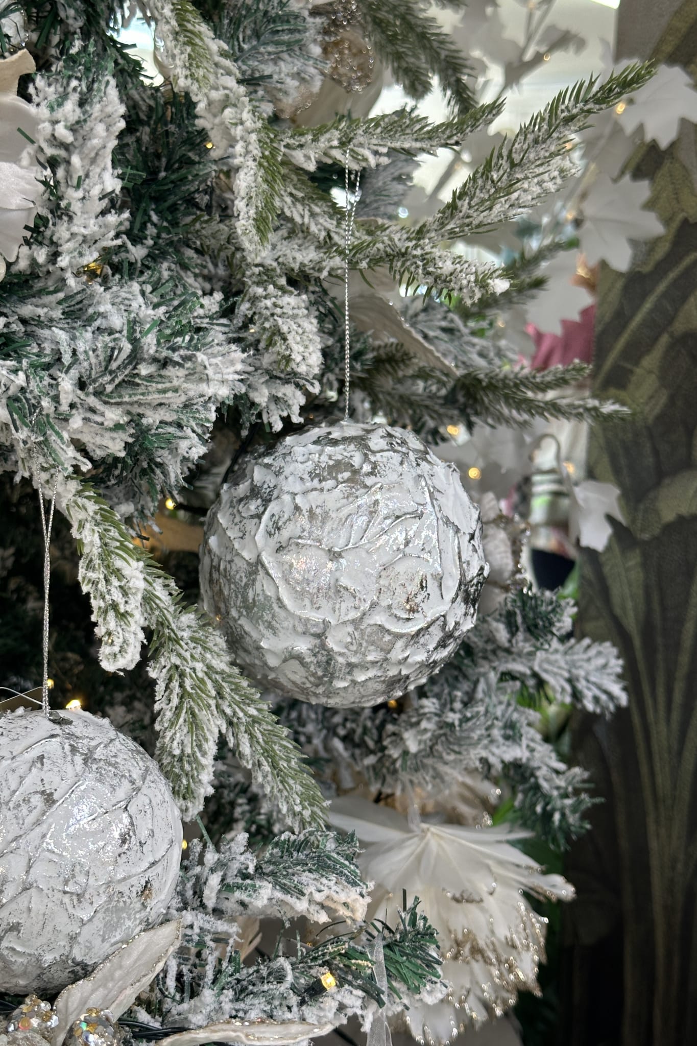 Elegant Leaf Ball – Medium White - Magpie Style