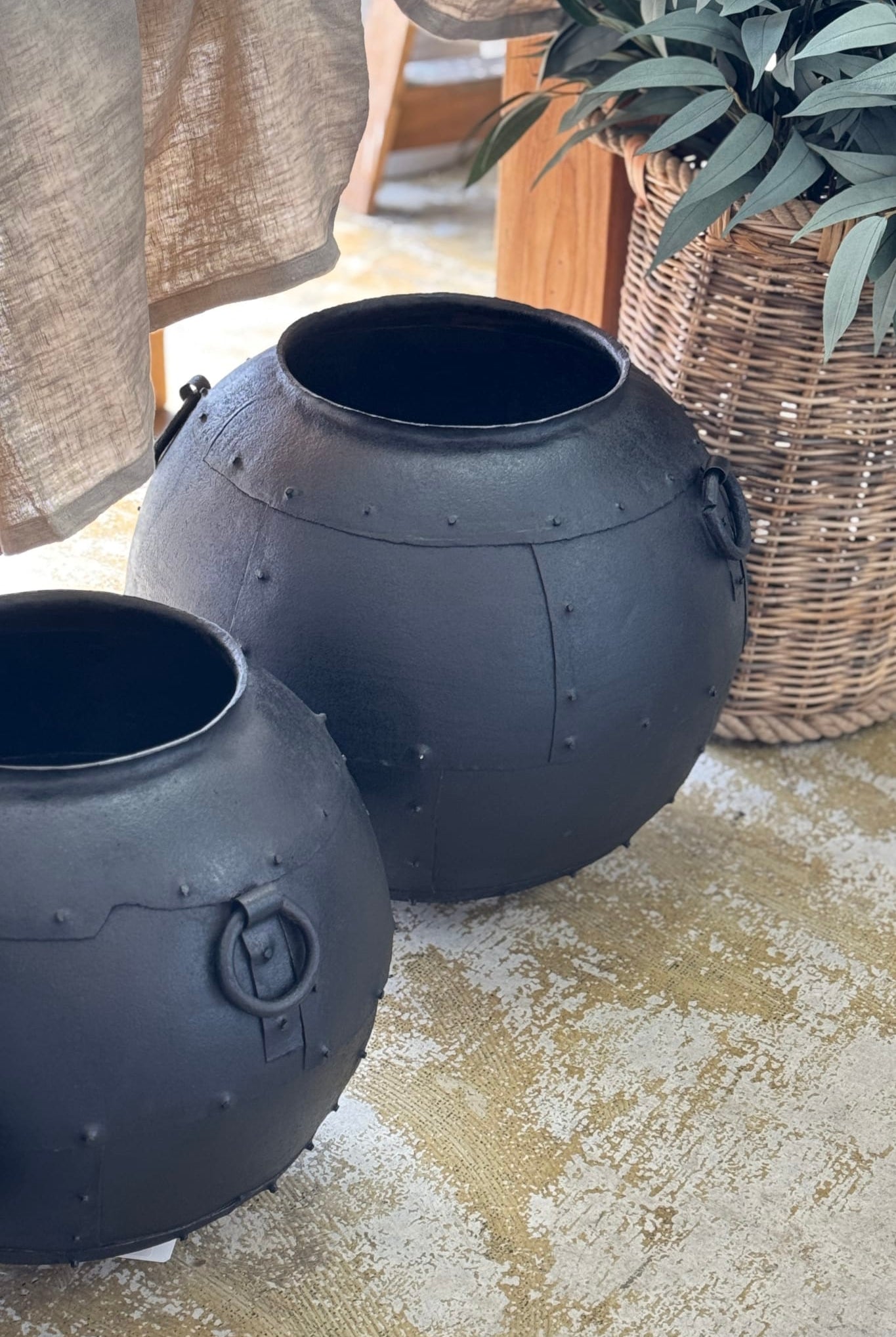 Vintage Iron Pot Medium - Magpie Style