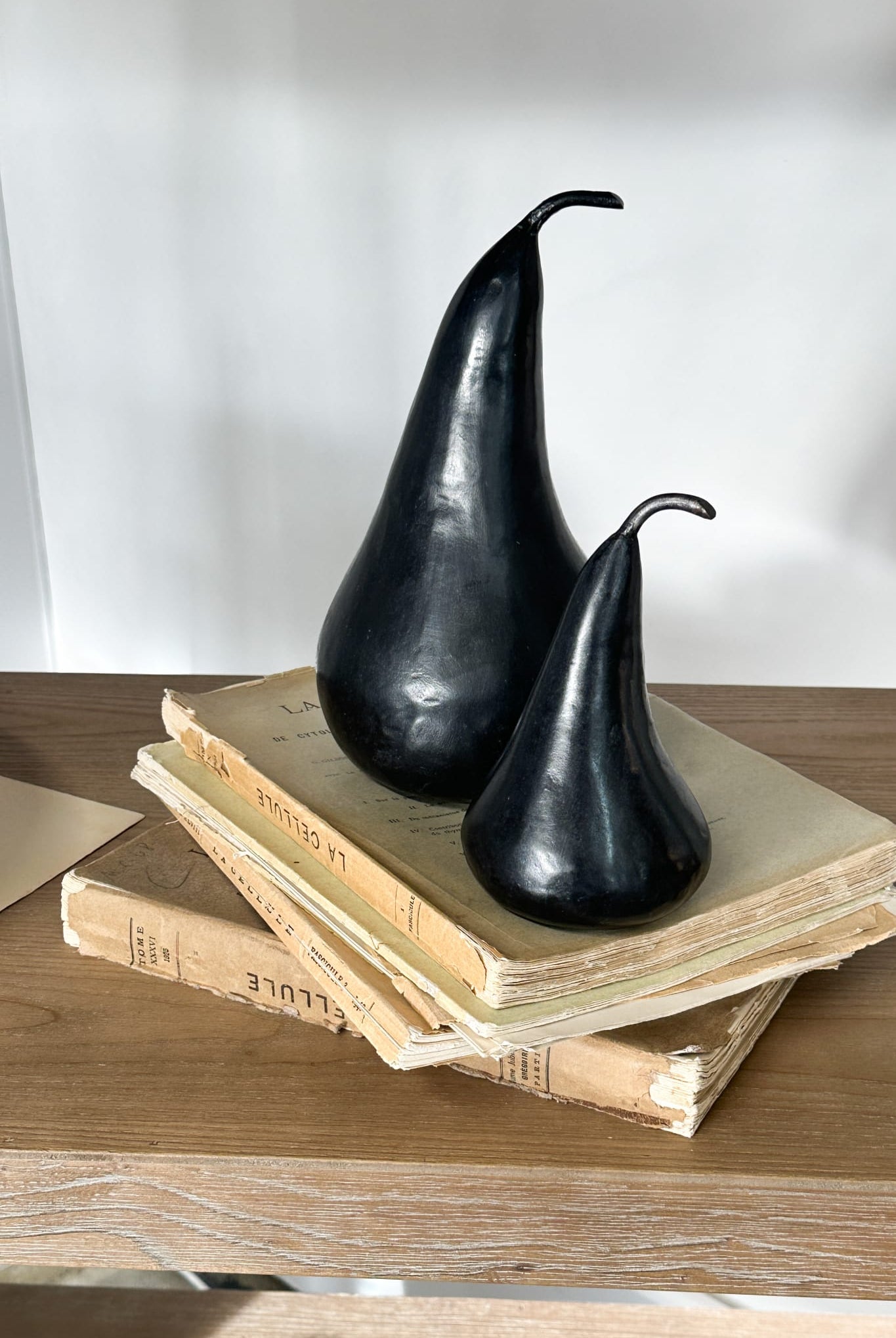 Medium Black Marble Pear - Magpie Style