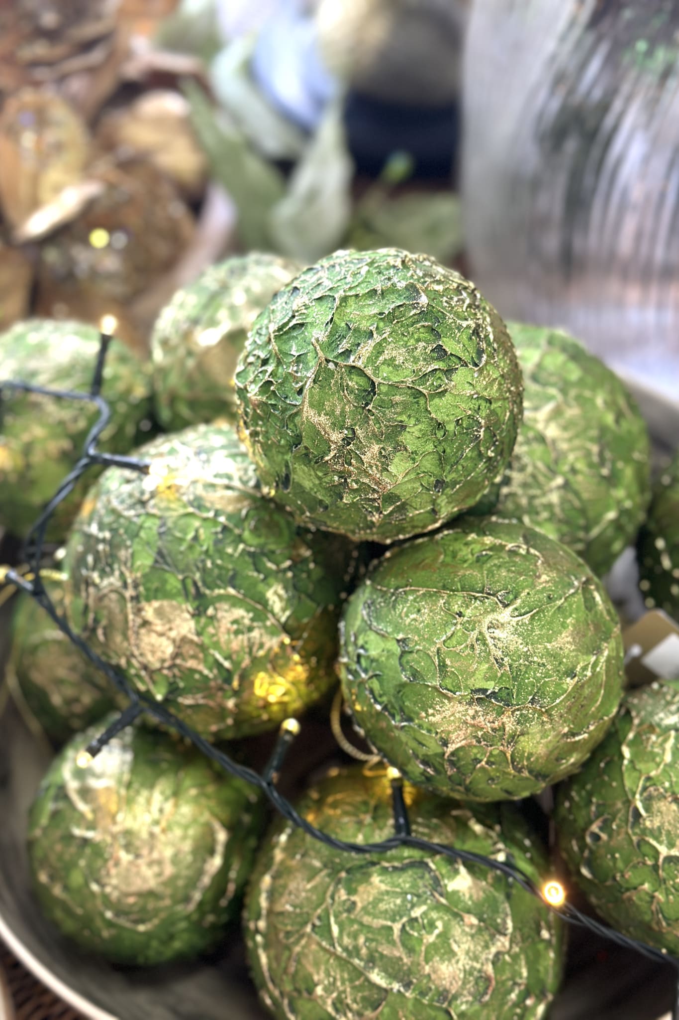 Elegant Leaf Ball – Medium Green - Magpie Style